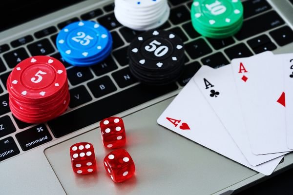 free tip Slots Free Spin Bonus Round Multiplier Myanmar ကစားသမားများ ဖုန်းဖြင့် ကစားနေသောမြင်ကွင်း
